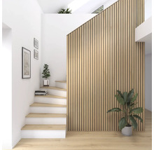 Heller Raum mit Treppe, Holzpaneelwand und Zimmerpflanzen