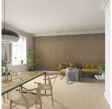 Wohnzimmer mit Esstisch, Stühlen, Sofa und Wandpaneelen