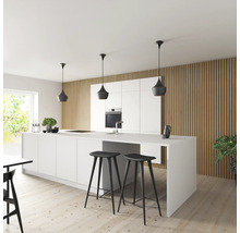 Moderne Küche mit Kücheninsel, Barhockern und Pendelleuchten