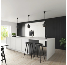 Helle Küche mit Kochinsel, schwarzen Barhockern und Pendelleuchten