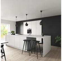 Moderne Küche mit Kücheninsel, Barhockern und Pendelleuchten