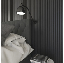 Schlafzimmer mit Wandpaneelen, Nachttischlampe und Buch