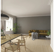 Wohnzimmer mit Esstisch, Stühlen und Sofa vor einer Wand mit Holzpaneelen