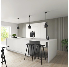 Moderne Küche mit Kücheninsel, Barhockern und Pendelleuchten