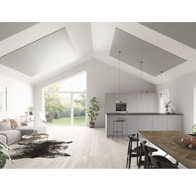 Heller Wohnraum mit offener Küche, Deckenpaneelen und grosser Fensterfront.