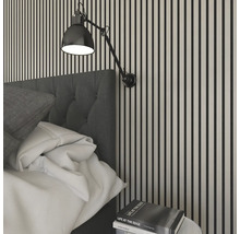 Schlafzimmer mit Wandleuchte, Bett und Nachttisch