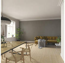 Heller Wohnraum mit Esstisch, Stühlen, Sofa und Wandpaneelen