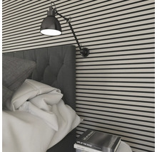 Schlafzimmer mit Wandpaneelen, Nachttischlampe und Bett