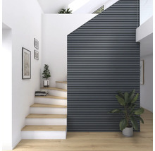 Heller Raum mit Treppe, Wandpaneelen und Zimmerpflanzen für ein freundliches Ambiente.