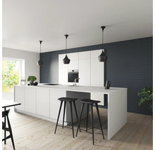 Moderne Küche mit Kücheninsel, Barhockern und Pendelleuchten
