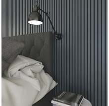 Schlafzimmer mit Bett, Nachttisch und Wandleuchte