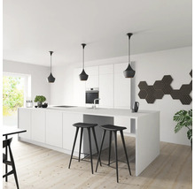 Moderne Küche mit Kücheninsel, Barhockern und Pendelleuchten