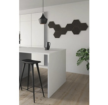 Helle Küche mit Barhocker, Hängelampe und Wandpaneelen