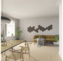 Wohnzimmer mit Holztisch, Stühlen, Sofa und Akustikpaneelen