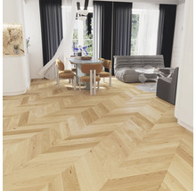 Helles Wohnzimmer mit Fischgrätparkett, Esstisch und Sofa