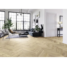 Heller Wohnraum mit Fischgrätparkett, Sofa und großem Fenster