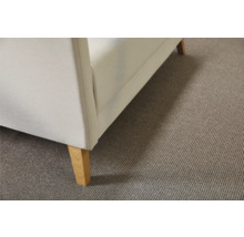 Detailaufnahme eines Sofas mit Textilbezug und Teppichboden