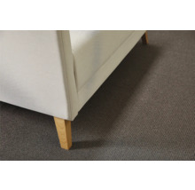 Detailaufnahme von einem Sofa mit Stoffbezug und Holzfüßen