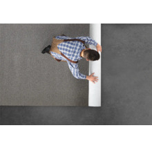 Person verlegt Teppichboden