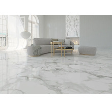 Heller Wohnraum mit Marmorboden, Sofa, Couchtisch und Dekoration