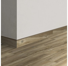 Sockelleiste aus Holz an einer Wand mit Holzboden