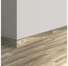 Sockelleiste aus Holz an Wand und Boden