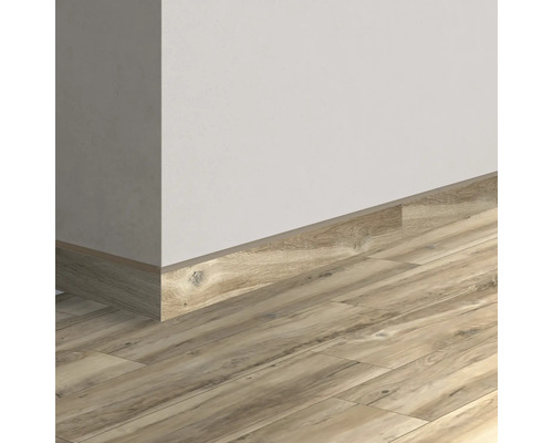 Sockelleiste aus Holz an Wand und Boden