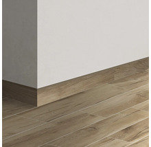 Raumecke mit Sockelleiste und Bodenfliesen in Holzoptik.