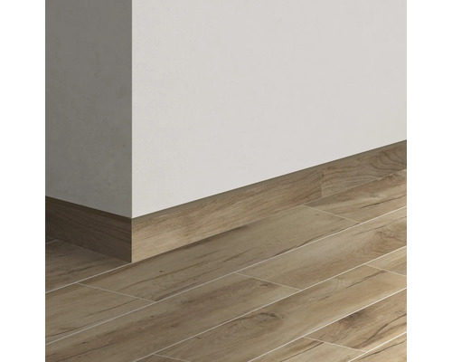 Raumecke mit Sockelleiste und Bodenfliesen in Holzoptik.