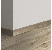 Sockelleiste und Bodenfliesen in Holzoptik an einer Wand