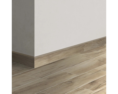 Sockelleiste und Bodenfliesen in Holzoptik an einer Wand