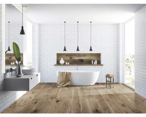 Helles Badezimmer mit Badewanne, Waschtisch und Holzboden