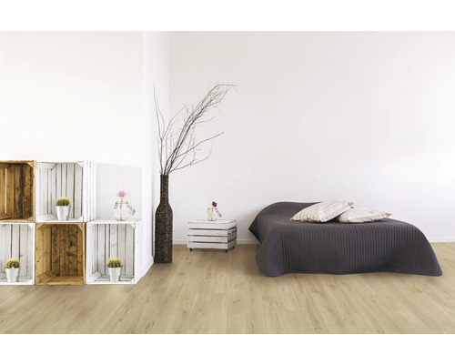 Helles Zimmer mit Holzkistenregal, Dekoration und Tagesbett
