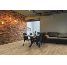 Esszimmer mit Esstisch, Stühlen, Sofa und dekorativer Backsteinwand mit Beleuchtung