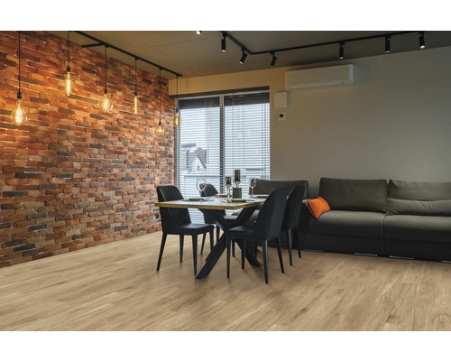 Esszimmer mit Esstisch, Stühlen, Sofa und dekorativer Backsteinwand mit Beleuchtung