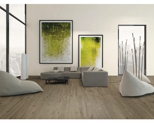Wohnzimmer mit Sofa, Sitzsäcken, Laminatboden und abstrakten Kunstwerken