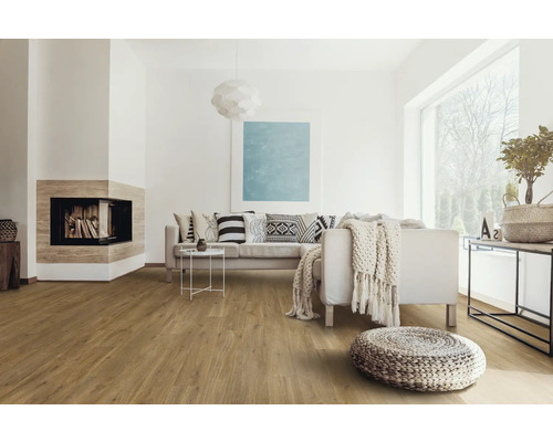 Wohnzimmer mit Kamin, Sofa, Dekokissen, Beistelltisch, Fenster und Bodenbelag