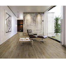 Heller Wohnraum mit Designermöbeln, Kunstwerk und Holzboden