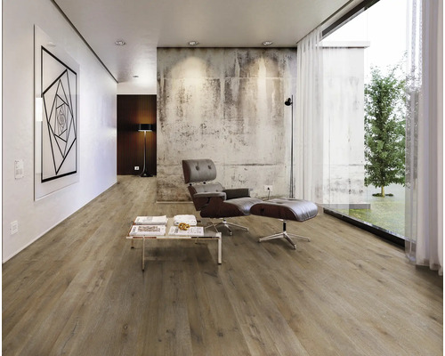 Modernes Wohnzimmer mit Holzboden, Sessel und Kunstwerk