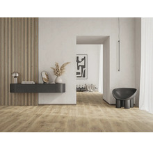 Heller Raum mit Holzpaneelwand, Konsole, Dekorationsgegenständen und Sessel