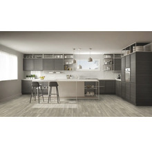 Helle Küche mit Kücheninsel, Barhockern und grauen Schränken