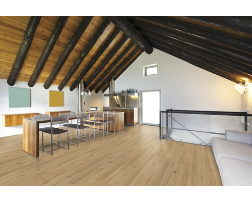 Helles Wohnzimmer mit Holzbalkendecke, Holzboden, Küchentheke und Stühlen