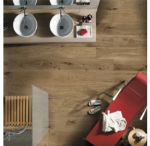 Badezimmeransicht von oben mit zwei Waschbecken, Holzboden, Heizkörper und Liegestuhl