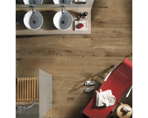 Badezimmeransicht von oben mit zwei Waschbecken, Holzboden, Heizkörper und Liegestuhl