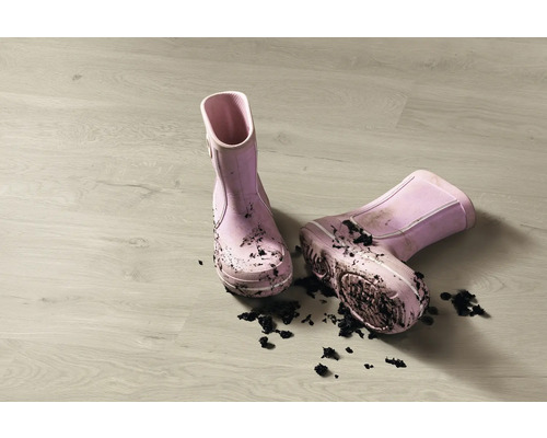 Produktbild 2 (groß) Paar schmutzige Kindergummistiefel auf einem Holzboden