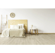 Schlafzimmer mit Bett, Nachttisch, Leiterregal und Wanduhr