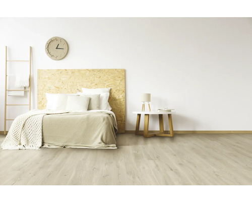 Schlafzimmer mit Bett, Nachttisch, Leiterregal und Wanduhr