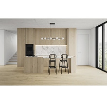 Helle Küche mit Kücheninsel, zwei Barhockern und modernen Geräten.