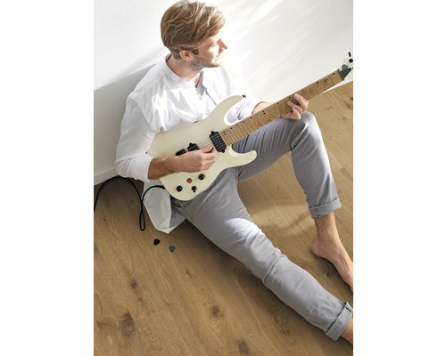 Mann mit E-Gitarre auf Holzboden
