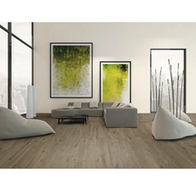 Wohnzimmer mit Sofa, Sitzsäcken, Dekoration und zwei gerahmten Bildern